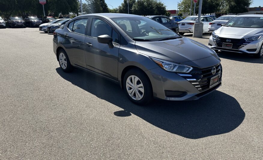 Nissan Versa S Gun Metallic