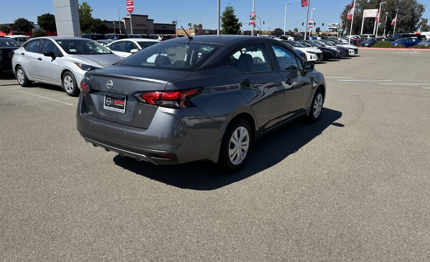 Nissan Versa S Gun Metallic