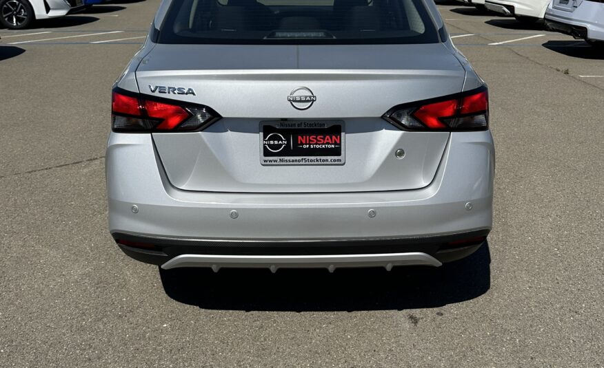 Nissan Versa S Silver