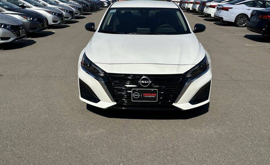 Nissan Altima SR White